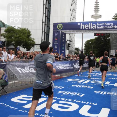 29.06.2025 - hella hamburg halbmarathon Michael Strokosch http://msf.ph/oto/8226631 29.06.2025 10:50:59 Ziel 1466, 2207, 3654, 3947, 4839, 5018, 7052, 7369, 8205, 8572, 10215, 10750, 11551, 12778, 13687, 15362, 15395, 15643, 16285, 18182 meine-sportfotos.de