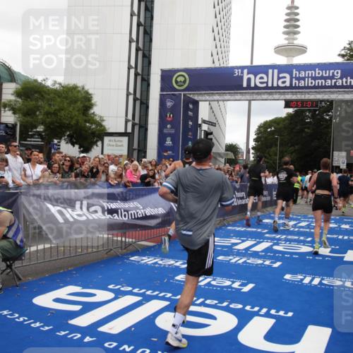 29.06.2025 - hella hamburg halbmarathon Michael Strokosch http://msf.ph/oto/8226643 29.06.2025 10:51:00 Ziel 1466, 2207, 3654, 3947, 4839, 5018, 7052, 7369, 8205, 8572, 10215, 11551, 12778, 13687, 15362, 15395, 15643, 16285, 18350 meine-sportfotos.de