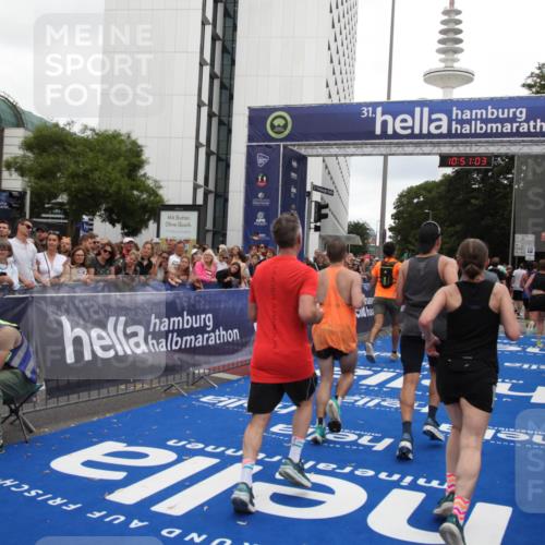 29.06.2025 - hella hamburg halbmarathon Michael Strokosch http://msf.ph/oto/8226658 29.06.2025 10:51:01 Ziel 1466, 2207, 3654, 7052, 7369, 8205, 8572, 10215, 11551, 12778, 13687, 14125, 15362, 15395, 15643, 16285, 17221, 18350 meine-sportfotos.de