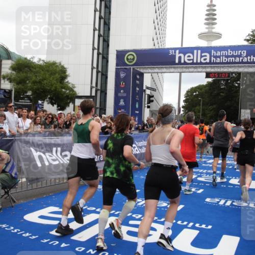 29.06.2025 - hella hamburg halbmarathon Michael Strokosch http://msf.ph/oto/8226722 29.06.2025 10:51:02 Ziel 1466, 1630, 2207, 3654, 7369, 8117, 8205, 8572, 10215, 11551, 12778, 13008, 13687, 14125, 15362, 15395, 15643, 16285, 17221, 18350 meine-sportfotos.de
