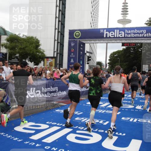 29.06.2025 - hella hamburg halbmarathon Michael Strokosch http://msf.ph/oto/8226784 29.06.2025 10:51:02 Ziel 1466, 1630, 2207, 3654, 7369, 8117, 8205, 8572, 10215, 11551, 12778, 13008, 13687, 14125, 15362, 15395, 15643, 16285, 17221, 18350 meine-sportfotos.de