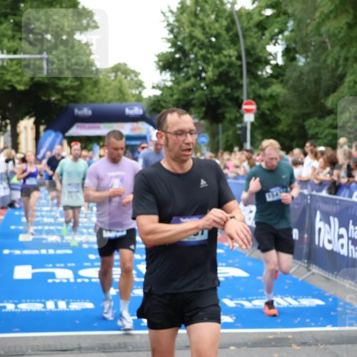 29.06.2025 - hella hamburg halbmarathon Zöllner http://msf.ph/oto/8226795 29.06.2025 10:53:05 Ziel 2208, 3059, 3258, 3334, 4121, 5907, 7509, 7864, 8587, 9093, 9537, 12155, 12367, 12519, 12910, 14323, 14791, 15430, 18590, 18720, 19208 meine-sportfotos.de