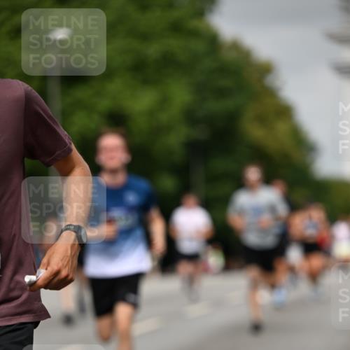 29.06.2025 - hella hamburg halbmarathon Dr. Thomas Lammeyer http://msf.ph/oto/8226813 29.06.2025 10:13:12 Kennedybrücke 1823, 2427, 3762, 4592, 4859, 7081, 9297, 9306, 9951, 9958, 10035, 10092, 10194, 10609 meine-sportfotos.de