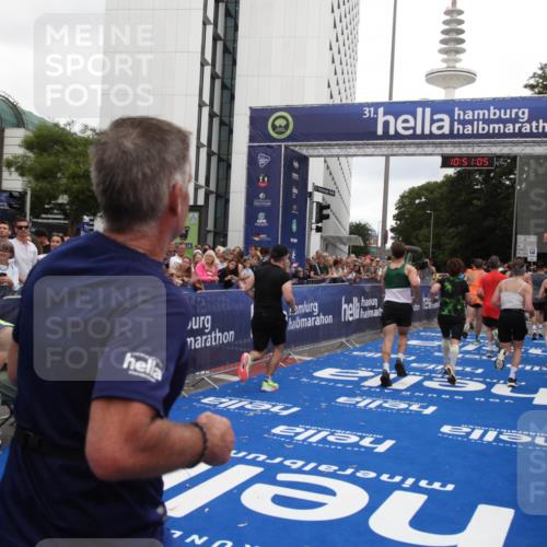 29.06.2025 - hella hamburg halbmarathon Michael Strokosch http://msf.ph/oto/8226867 29.06.2025 10:51:04 Ziel 1630, 2207, 7369, 8117, 8572, 8704, 10215, 10603, 11551, 12778, 13008, 13687, 14125, 15362, 16285, 17221, 18066, 18350 meine-sportfotos.de