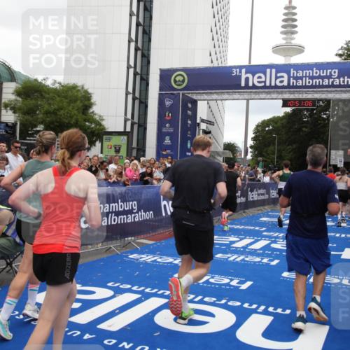 29.06.2025 - hella hamburg halbmarathon Michael Strokosch http://msf.ph/oto/8226911 29.06.2025 10:51:05 Ziel 1630, 2207, 4077, 7369, 8117, 8261, 8572, 8704, 10215, 10508, 10603, 12778, 13008, 13687, 14125, 15362, 16285, 17221, 18066, 18350 meine-sportfotos.de