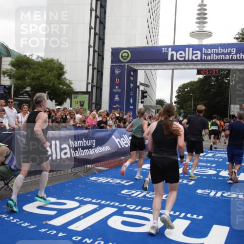 29.06.2025 - hella hamburg halbmarathon Michael Strokosch http://msf.ph/oto/8226953 29.06.2025 10:51:06 Ziel 1630, 2207, 4077, 7369, 8117, 8261, 8704, 10215, 10508, 10603, 12778, 13008, 13687, 14125, 15362, 16285, 17221, 17384, 18066, 18350 meine-sportfotos.de