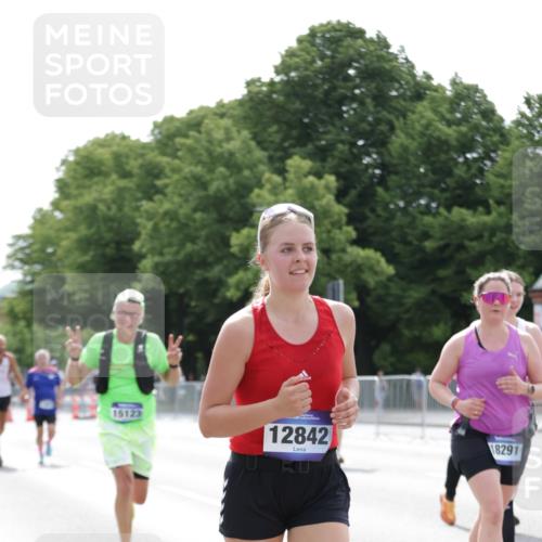 29.06.2025 - hella hamburg halbmarathon Jannik Wohlers http://msf.ph/oto/8226971 29.06.2025 10:27:43 Lombardsbrücke 1148, 5369, 5604, 5847, 6632, 7497, 8215, 9567, 9653, 9654, 11692, 11739, 12780, 12842, 13568, 13678, 14017, 14155, 15123, 15608, 18256 meine-sportfotos.de