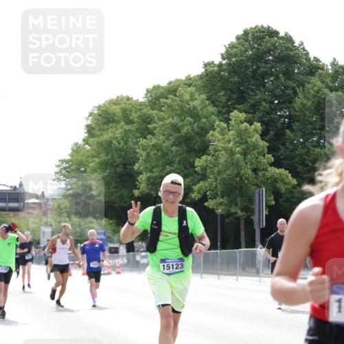 29.06.2025 - hella hamburg halbmarathon Jannik Wohlers http://msf.ph/oto/8226994 29.06.2025 10:27:43 Lombardsbrücke 1148, 5369, 5604, 5847, 6632, 7497, 8215, 9567, 9653, 9654, 11692, 11739, 12780, 12842, 13568, 13678, 14017, 14155, 15123, 15608, 18256 meine-sportfotos.de