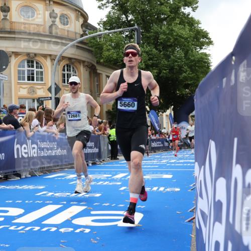 29.06.2025 - hella hamburg halbmarathon Strokosch-Dieckow http://msf.ph/oto/8227029 29.06.2025 10:31:36 Ziel 5660, 7793, 12681, 13606, 13617, 15835, 18102 meine-sportfotos.de