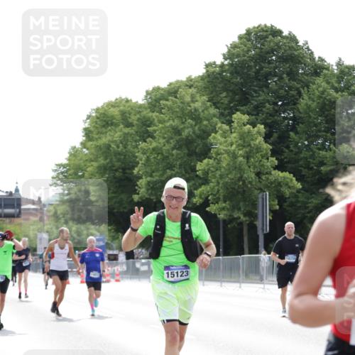 29.06.2025 - hella hamburg halbmarathon Jannik Wohlers http://msf.ph/oto/8227041 29.06.2025 10:27:43 Lombardsbrücke 1148, 5369, 5604, 5847, 6632, 7497, 8215, 9567, 9653, 9654, 11692, 11739, 12780, 12842, 13568, 13678, 14017, 14155, 15123, 15608, 18256 meine-sportfotos.de