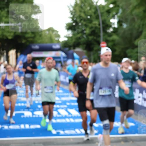 29.06.2025 - hella hamburg halbmarathon Zöllner http://msf.ph/oto/8227048 29.06.2025 10:53:07 Ziel 2208, 3059, 3258, 3334, 4121, 7509, 7864, 8587, 9093, 9537, 12155, 12367, 12519, 12910, 14323, 14791, 18590, 19208 meine-sportfotos.de