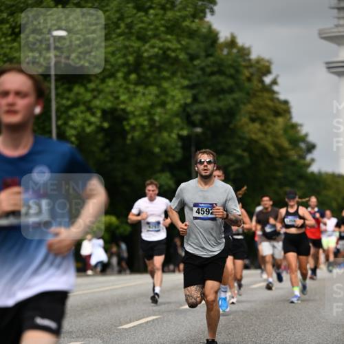 29.06.2025 - hella hamburg halbmarathon Dr. Thomas Lammeyer http://msf.ph/oto/8227069 29.06.2025 10:13:14 Kennedybrücke 1823, 3762, 4592, 7081, 9297, 9306, 9951, 9958, 10035, 10194, 10609 meine-sportfotos.de
