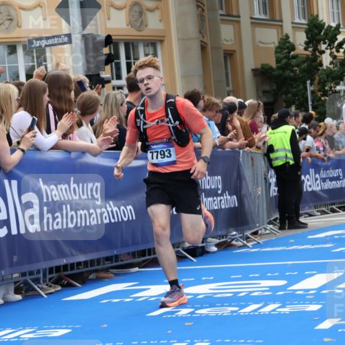 29.06.2025 - hella hamburg halbmarathon Strokosch-Dieckow http://msf.ph/oto/8227085 29.06.2025 10:31:38 Ziel 5187, 5660, 7793, 12681, 13606, 13617, 15835, 18102 meine-sportfotos.de