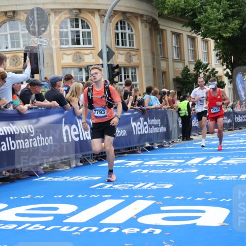 29.06.2025 - hella hamburg halbmarathon Strokosch-Dieckow http://msf.ph/oto/8227107 29.06.2025 10:31:38 Ziel 5187, 5660, 7793, 12681, 13606, 13617, 15835, 18102 meine-sportfotos.de
