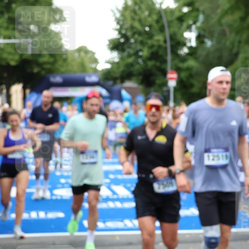 29.06.2025 - hella hamburg halbmarathon Zöllner http://msf.ph/oto/8227111 29.06.2025 10:53:08 Ziel 2208, 3059, 3258, 3334, 4121, 7509, 7864, 8587, 9093, 9537, 12155, 12367, 12910, 14323, 18590, 19208 meine-sportfotos.de