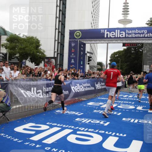 29.06.2025 - hella hamburg halbmarathon Michael Strokosch http://msf.ph/oto/8227141 29.06.2025 10:51:10 Ziel 1366, 1630, 4077, 4816, 4967, 8117, 8261, 8508, 8704, 10508, 10603, 11733, 13008, 13073, 14125, 17221, 17384, 17823, 18066 meine-sportfotos.de
