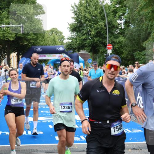 29.06.2025 - hella hamburg halbmarathon Zöllner http://msf.ph/oto/8227173 29.06.2025 10:53:09 Ziel 2111, 2208, 3059, 3258, 3334, 4121, 7864, 8587, 9093, 9537, 12155, 12910, 14323, 19208 meine-sportfotos.de