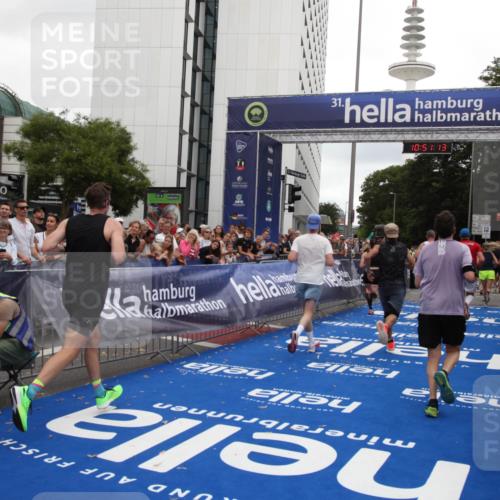 29.06.2025 - hella hamburg halbmarathon Michael Strokosch http://msf.ph/oto/8227188 29.06.2025 10:51:12 Ziel 1366, 4077, 4816, 4967, 6027, 8261, 8508, 8704, 10508, 10603, 10868, 11733, 13073, 15480, 17384, 17530, 17823, 18066 meine-sportfotos.de