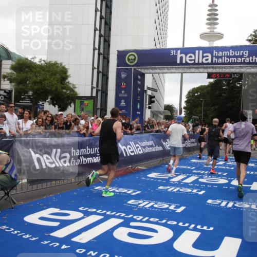 29.06.2025 - hella hamburg halbmarathon Michael Strokosch http://msf.ph/oto/8227198 29.06.2025 10:51:12 Ziel 1366, 4077, 4816, 4967, 6027, 8261, 8508, 8704, 10508, 10603, 10868, 11733, 13073, 15480, 17384, 17530, 17823, 18066 meine-sportfotos.de