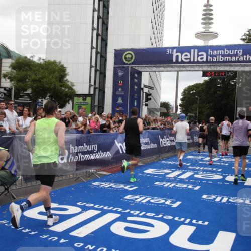 29.06.2025 - hella hamburg halbmarathon Michael Strokosch http://msf.ph/oto/8227210 29.06.2025 10:51:13 Ziel 1366, 4077, 4404, 4816, 4967, 5600, 6027, 8261, 8508, 8704, 10508, 10603, 10868, 11733, 13073, 15480, 17384, 17530, 17823 meine-sportfotos.de