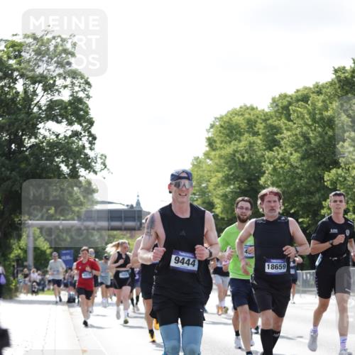 29.06.2025 - hella hamburg halbmarathon Jannik Wohlers http://msf.ph/oto/8227246 29.06.2025 09:51:51 Lombardsbrücke 1057, 1139, 1468, 1604, 1631, 1763, 3305, 3618, 3852, 4565, 4871, 4915, 5231, 5336, 5690, 6373, 6711, 7710, 8564, 9348, 9444, 9547, 9659, 10493, 10741, 11062, 11495, 11679, 11821, 12438, 12772, xxx, 13269, 13728, 14449, 14462, 15233, 15270, 15309, 16547, 16591, 16592, 17159, 17637, 17926, 18489, 18560, 18659, 18829, 18878, 18987, 19009 meine-sportfotos.de
