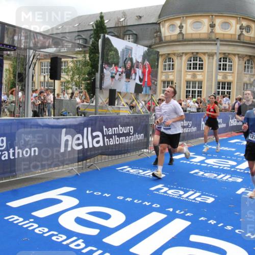 29.06.2025 - hella hamburg halbmarathon Michael Strokosch http://msf.ph/oto/8227254 29.06.2025 10:46:27 Ziel 1600, 2222, 2842, 4237, 6421, 6691, 6978, 7335, 8142, 8981, 9786, 11185, 11773, 12171, 12651, 12891, 13698, 14045, 14200, 14228, 14262, 14482, 15157, 16127, 18118, 18211, 18637, 19209 meine-sportfotos.de
