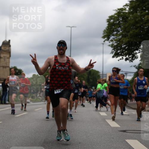 29.06.2025 - hella hamburg halbmarathon Yannick Fuchs http://msf.ph/oto/8227298 29.06.2025 10:46:34 20KM 1098, 1257, 1657, 2111, 2444, 2814, 3258, 3715, 3952, 4121, 4557, 4558, 4837, 5116, 5169, 5194, 5378, 5399, 6164, 6561, 6562, 7130, 7178, 7312, 7475, 7896, 8139, 8172, 8316, 8720, 8977, 9145, 10529, 10811, 11459, 12135, 12519, 13211, 13301, 13327, 14198, 14286, 14791, 15001, 15144, 15275, 15427, 15446, 15506, 15690, 16320, 16929, 17130, 17198, 17773, 18331 meine-sportfotos.de