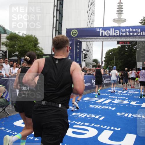 29.06.2025 - hella hamburg halbmarathon Michael Strokosch http://msf.ph/oto/8227326 29.06.2025 10:51:13 Ziel 1366, 4077, 4404, 4816, 4967, 5600, 6027, 8261, 8508, 8704, 10508, 10603, 10868, 11733, 13073, 15480, 17384, 17530, 17823 meine-sportfotos.de