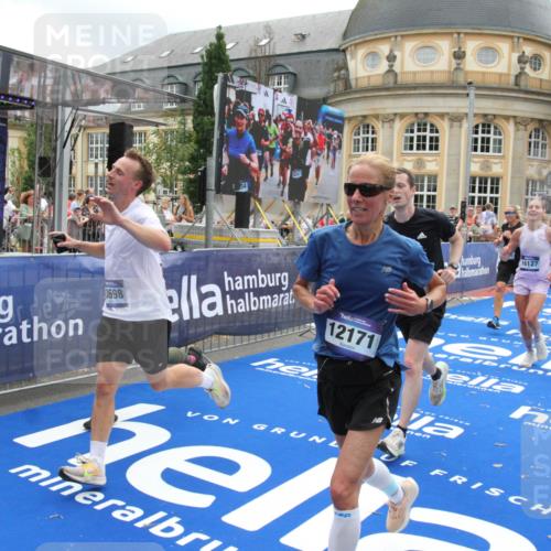 29.06.2025 - hella hamburg halbmarathon Michael Strokosch http://msf.ph/oto/8227328 29.06.2025 10:46:28 Ziel 1600, 2222, 2842, 4237, 6421, 6691, 6978, 7335, 8142, 8981, 9786, 11185, 11773, 12171, 12651, 12891, 13698, 14045, 14228, 14482, 15157, 16127, 18118, 18211, 18637, 19209 meine-sportfotos.de