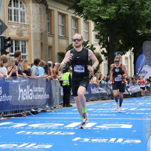 29.06.2025 - hella hamburg halbmarathon Strokosch-Dieckow http://msf.ph/oto/8227337 29.06.2025 10:31:42 Ziel 5187, 7793, 11929, 13606, 13617, 15835, 18102 meine-sportfotos.de