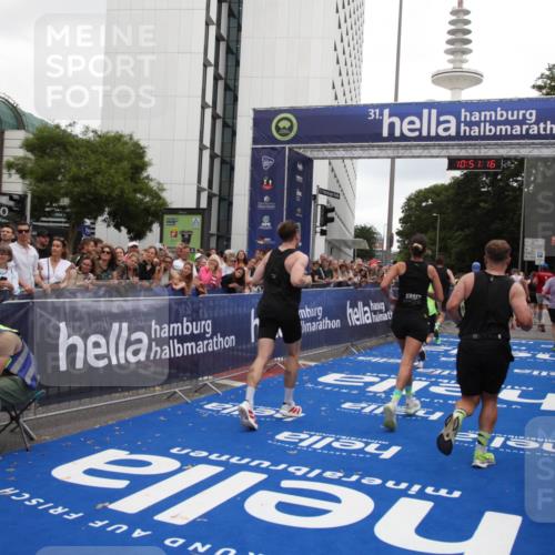 29.06.2025 - hella hamburg halbmarathon Michael Strokosch http://msf.ph/oto/8227344 29.06.2025 10:51:15 Ziel 1366, 4404, 4816, 4967, 5600, 6027, 8508, 10868, 11512, 11625, 11733, 13073, 15480, 17384, 17530, 17823 meine-sportfotos.de