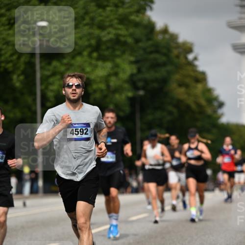 29.06.2025 - hella hamburg halbmarathon Dr. Thomas Lammeyer http://msf.ph/oto/8227395 29.06.2025 10:13:15 Kennedybrücke 1823, 3762, 4592, 7081, 9297, 9306, 9951, 9958, 10035, 10194, 10609, 10819, 11067 meine-sportfotos.de