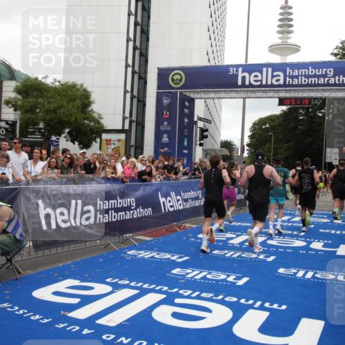 29.06.2025 - hella hamburg halbmarathon Michael Strokosch http://msf.ph/oto/8227409 29.06.2025 10:51:18 Ziel 1461, 1817, 4404, 5600, 6027, 6657, 8316, 8930, 9476, 10480, 10667, 10868, 11512, 11625, 11733, 12016, 13073, 15480, 17530, 17823, 18019 meine-sportfotos.de