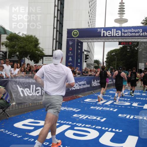 29.06.2025 - hella hamburg halbmarathon Michael Strokosch http://msf.ph/oto/8227453 29.06.2025 10:51:18 Ziel 1461, 1817, 4404, 5600, 6027, 6657, 8316, 8930, 9476, 10480, 10667, 10868, 11512, 11625, 11733, 12016, 13073, 15480, 17530, 17823, 18019 meine-sportfotos.de