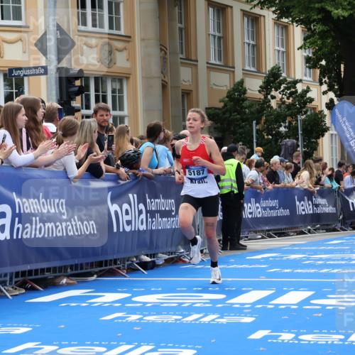 29.06.2025 - hella hamburg halbmarathon Strokosch-Dieckow http://msf.ph/oto/8227503 29.06.2025 10:31:47 Ziel 3935, 5187, 10927, 11929, 18102 meine-sportfotos.de