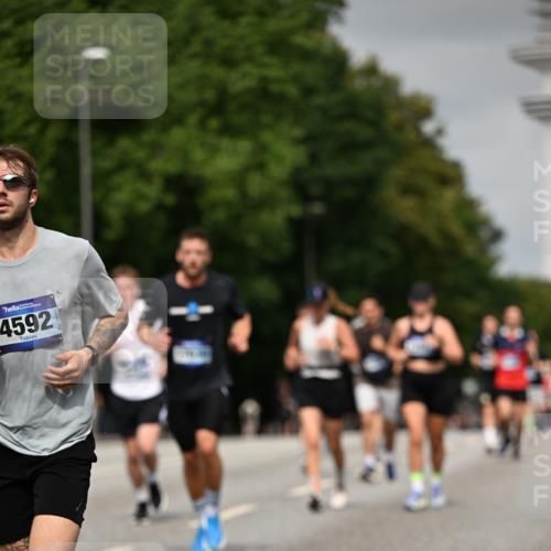 29.06.2025 - hella hamburg halbmarathon Dr. Thomas Lammeyer http://msf.ph/oto/8227506 29.06.2025 10:13:16 Kennedybrücke 1823, 3762, 4592, 7081, 9297, 9306, 9951, 9958, 10035, 10194, 10819, 11067 meine-sportfotos.de