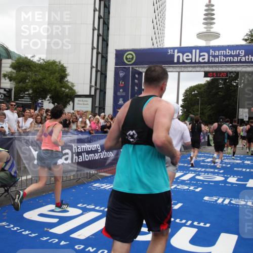 29.06.2025 - hella hamburg halbmarathon Michael Strokosch http://msf.ph/oto/8227513 29.06.2025 10:51:19 Ziel 1461, 1817, 2636, 2718, 4404, 4814, 5600, 6027, 6657, 8316, 8930, 9476, 10480, 10667, 10868, 11512, 11625, 11733, 12016, 13073, 15480, 17530, 18019 meine-sportfotos.de