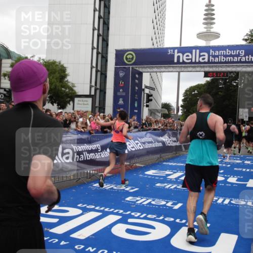 29.06.2025 - hella hamburg halbmarathon Michael Strokosch http://msf.ph/oto/8227543 29.06.2025 10:51:19 Ziel 1461, 1817, 2636, 2718, 4404, 4814, 5600, 6027, 6657, 8316, 8930, 9476, 10480, 10667, 10868, 11512, 11625, 11733, 12016, 13073, 15480, 17530, 18019 meine-sportfotos.de