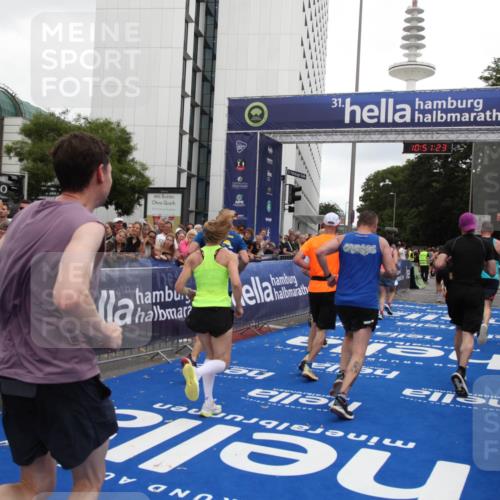 29.06.2025 - hella hamburg halbmarathon Michael Strokosch http://msf.ph/oto/8227571 29.06.2025 10:51:21 Ziel 1461, 1817, 2636, 2718, 4404, 4814, 5600, 6657, 6776, 8316, 8930, 9476, 10480, 10667, 10868, 11512, 11625, 12016, 13047, 14865, 14994, 15480, 17530, 18019 meine-sportfotos.de