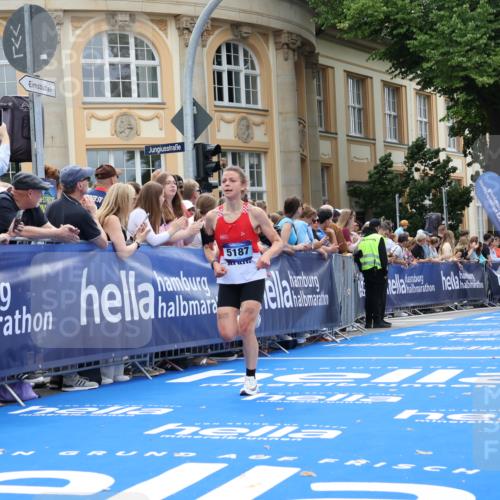 29.06.2025 - hella hamburg halbmarathon Strokosch-Dieckow http://msf.ph/oto/8227580 29.06.2025 10:31:48 Ziel 3935, 5187, 10927, 11929, 18102 meine-sportfotos.de