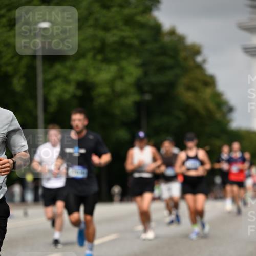29.06.2025 - hella hamburg halbmarathon Dr. Thomas Lammeyer http://msf.ph/oto/8227592 29.06.2025 10:13:16 Kennedybrücke 1823, 3762, 4592, 7081, 9297, 9306, 9951, 9958, 10035, 10194, 10819, 11067 meine-sportfotos.de