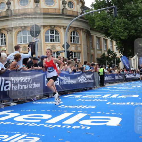 29.06.2025 - hella hamburg halbmarathon Strokosch-Dieckow http://msf.ph/oto/8227614 29.06.2025 10:31:49 Ziel 3935, 4698, 5187, 6619, 10927, 11929 meine-sportfotos.de