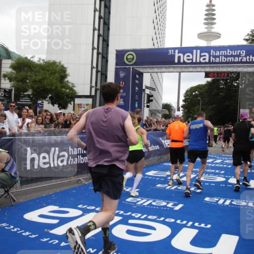 29.06.2025 - hella hamburg halbmarathon Michael Strokosch http://msf.ph/oto/8227617 29.06.2025 10:51:22 Ziel 1461, 1817, 2364, 2636, 2718, 4404, 4814, 5600, 6657, 6776, 8316, 8930, 8989, 9476, 10480, 10667, 11124, 11512, 11625, 12016, 13047, 14865, 14994, 18019, 18489 meine-sportfotos.de