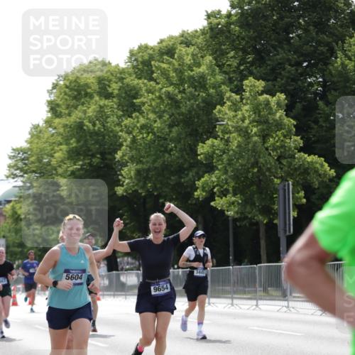 29.06.2025 - hella hamburg halbmarathon Jannik Wohlers http://msf.ph/oto/8227618 29.06.2025 10:27:50 Lombardsbrücke 3445, 5369, 5604, 7667, 8215, 8327, 9653, 9654, 12842, 13045, 13296, 13568, 13678, 14017, 14155, 15123, 15608, 18256 meine-sportfotos.de