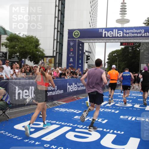 29.06.2025 - hella hamburg halbmarathon Michael Strokosch http://msf.ph/oto/8227638 29.06.2025 10:51:22 Ziel 1461, 1817, 2364, 2636, 2718, 4404, 4814, 5600, 6657, 6776, 8316, 8930, 8989, 9476, 10480, 10667, 11124, 11512, 11625, 12016, 13047, 14865, 14994, 18019, 18489 meine-sportfotos.de