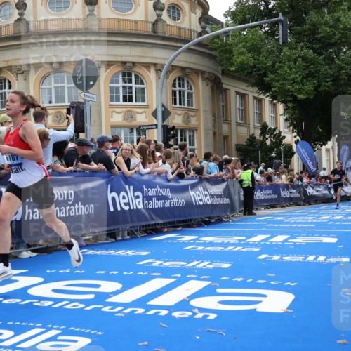 29.06.2025 - hella hamburg halbmarathon Strokosch-Dieckow http://msf.ph/oto/8227682 29.06.2025 10:31:49 Ziel 3935, 4698, 5187, 6619, 10927, 11929 meine-sportfotos.de
