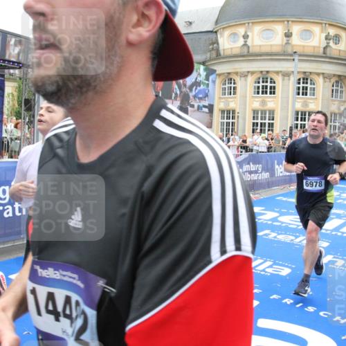 29.06.2025 - hella hamburg halbmarathon Michael Strokosch http://msf.ph/oto/8227683 29.06.2025 10:46:33 Ziel 2222, 2842, 4237, 4497, 5459, 6421, 6978, 8482, 8981, 9232, 9386, 9529, 9786, 12891, 14045, 14228, 14482, 15157, 15206, 17281, 17461, 18882, 19209 meine-sportfotos.de