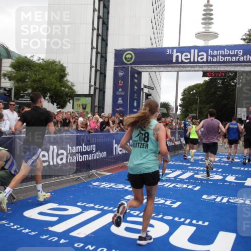 29.06.2025 - hella hamburg halbmarathon Michael Strokosch http://msf.ph/oto/8227710 29.06.2025 10:51:23 Ziel 1461, 1817, 2364, 2636, 2718, 4814, 6657, 6776, 8316, 8930, 8989, 9476, 10480, 10667, 11124, 11512, 11625, 12016, 13047, 14865, 14994, 18019, 18489 meine-sportfotos.de