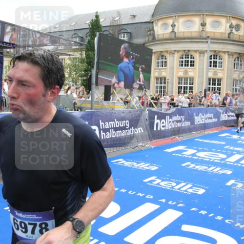 29.06.2025 - hella hamburg halbmarathon Michael Strokosch http://msf.ph/oto/8227723 29.06.2025 10:46:34 Ziel 4237, 4497, 5459, 6978, 8482, 8981, 9232, 9386, 9529, 9786, 12891, 13525, 14228, 14482, 15157, 15206, 17281, 17461, 18882, 19209 meine-sportfotos.de