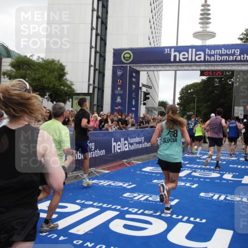 29.06.2025 - hella hamburg halbmarathon Michael Strokosch http://msf.ph/oto/8227731 29.06.2025 10:51:24 Ziel 1461, 1817, 2364, 2411, 2636, 2718, 4814, 6657, 6776, 8316, 8930, 8989, 9214, 9476, 10480, 10667, 11124, 11512, 12016, 13047, 14865, 14994, 16357, 18019, 18489 meine-sportfotos.de